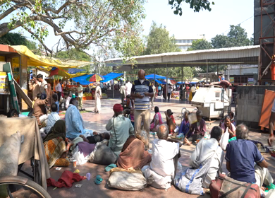A static shot of People and Beggars outside Hanuman Mandir