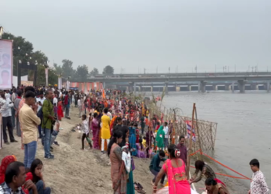 26th October 2025 : A shot of People Performing Chhath Puja Ritual at Yamuna River Kalindi Kunj Delhi India