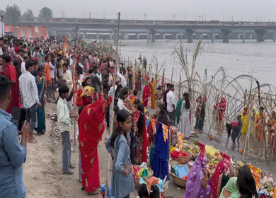 26th October 2025 : A shot of People Performing Chhath Puja Ritual at Yamuna River Kalindi Kunj Delhi India