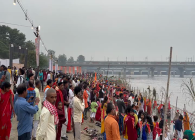 26th October 2025 : A shot of People Performing Chhath Puja Ritual at Yamuna River Kalindi Kunj Delhi India