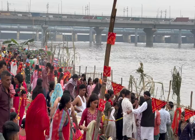 26th October 2025 : A shot of People Performing Chhath Puja Ritual at Yamuna River Kalindi Kunj Delhi India