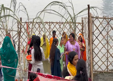 26th October 2025 : A shot of People Performing Chhath Puja Ritual at Yamuna River Kalindi Kunj Delhi India