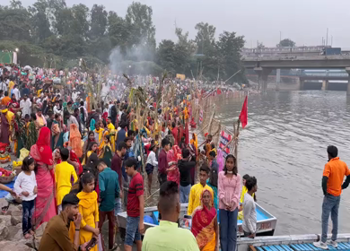 26th October 2025 : A shot of People Performing Chhath Puja Ritual at Yamuna River Kalindi Kunj Delhi India